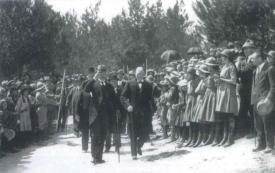 RBEZZATO's tweet photo. #1921Live. 24 de Marzo de 1921.
#CairoConference. En la jornada de hoy, la llamada "Misión Palestina", compuesta por miembros de la Conferencia, partió desde El Cairo hacia Jerusalén. En Gaza, el tren que transportaba a Winston Churchill se encontró con una gran manifestación. https://t.co/pbKSzi4SVY