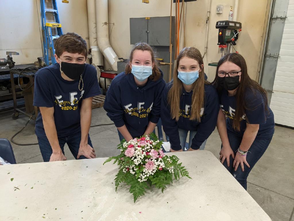 ThayerFFA's tweet photo. Good luck to the Floriculture team who competes today for State!!! 🌸 🌺 ⁦@ThayerCentral⁩ https://t.co/x0N41ed9La