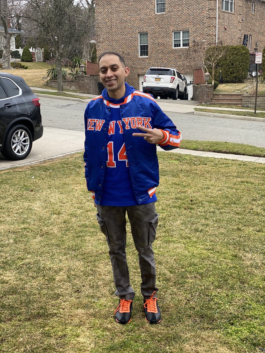 Ivez's tweet photo. After last night’s win, had to make the most of my kids elementary school drop off this morning 😂💯 #KnicksMood
Let’s hit that #KnicksTrade button and upgrade some of the talent before tmrw’s deadline..
Brock is on the Clock!⏱ https://t.co/tjksrnnBk0