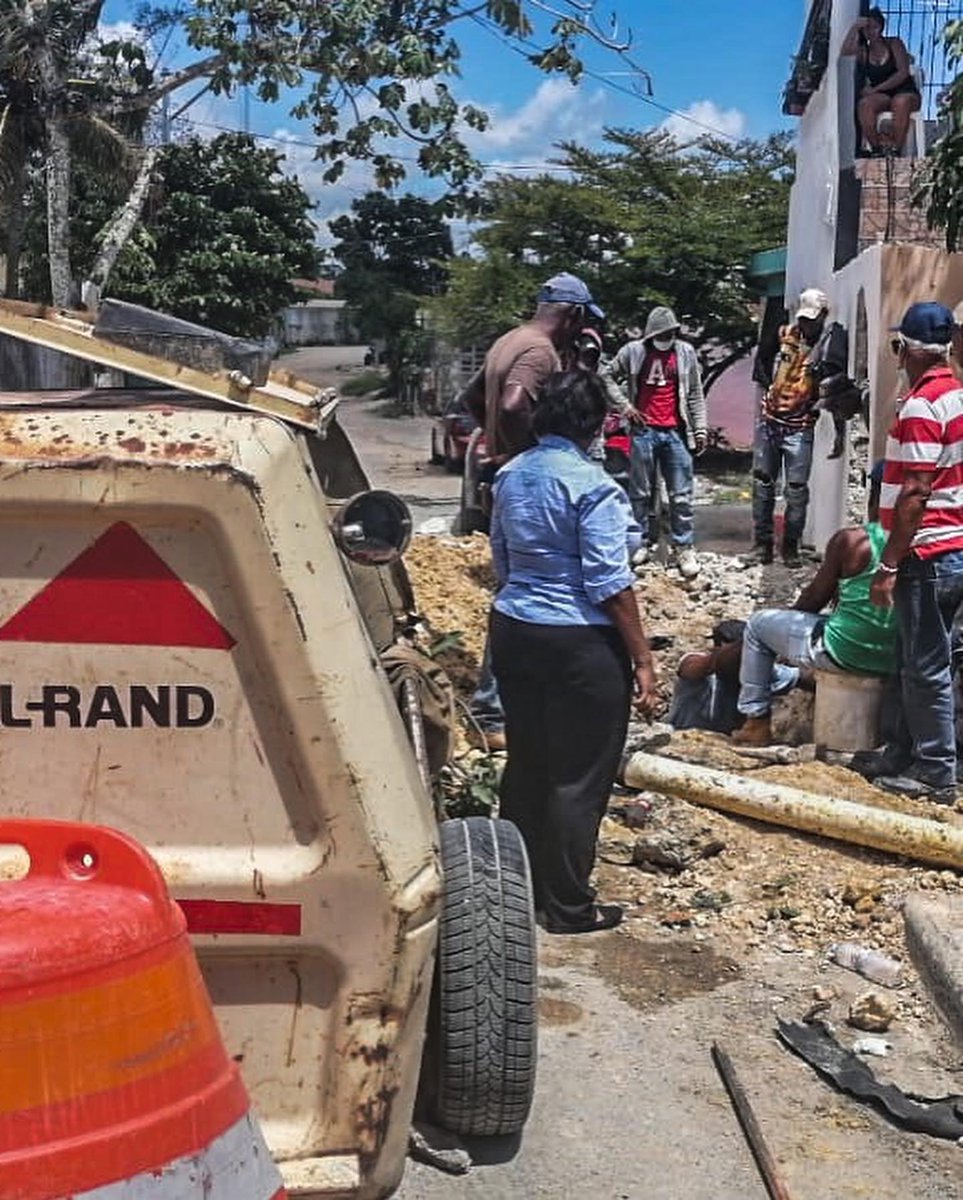 coraabord's tweet photo. La Corporación de Acueductos y Alcantarillados de Boca Chica inició los trabajos de corrección de avería en la línea de 20 pulgadas, que está afectando el servicio en los sectores:
•Los Furgones.
•Monte Adentro.
•La 22.
•El Progreso.

 Lamentamos los inconvenientes causados. https://t.co/9tmgzzYmb9