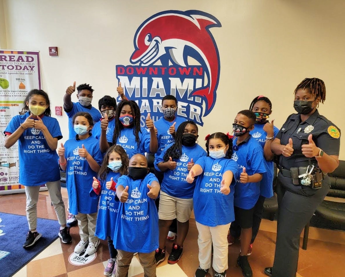 DTRTMiami's tweet photo. @mpdpolice #OfficerDoRight bringing smiles to the amazing students who did the right thing at @DMCSDOLPHINS ๐โค๏ธ Community policing at it's finest! #AlwaysDoTheRightThing https://t.co/OUKeuOYeeT