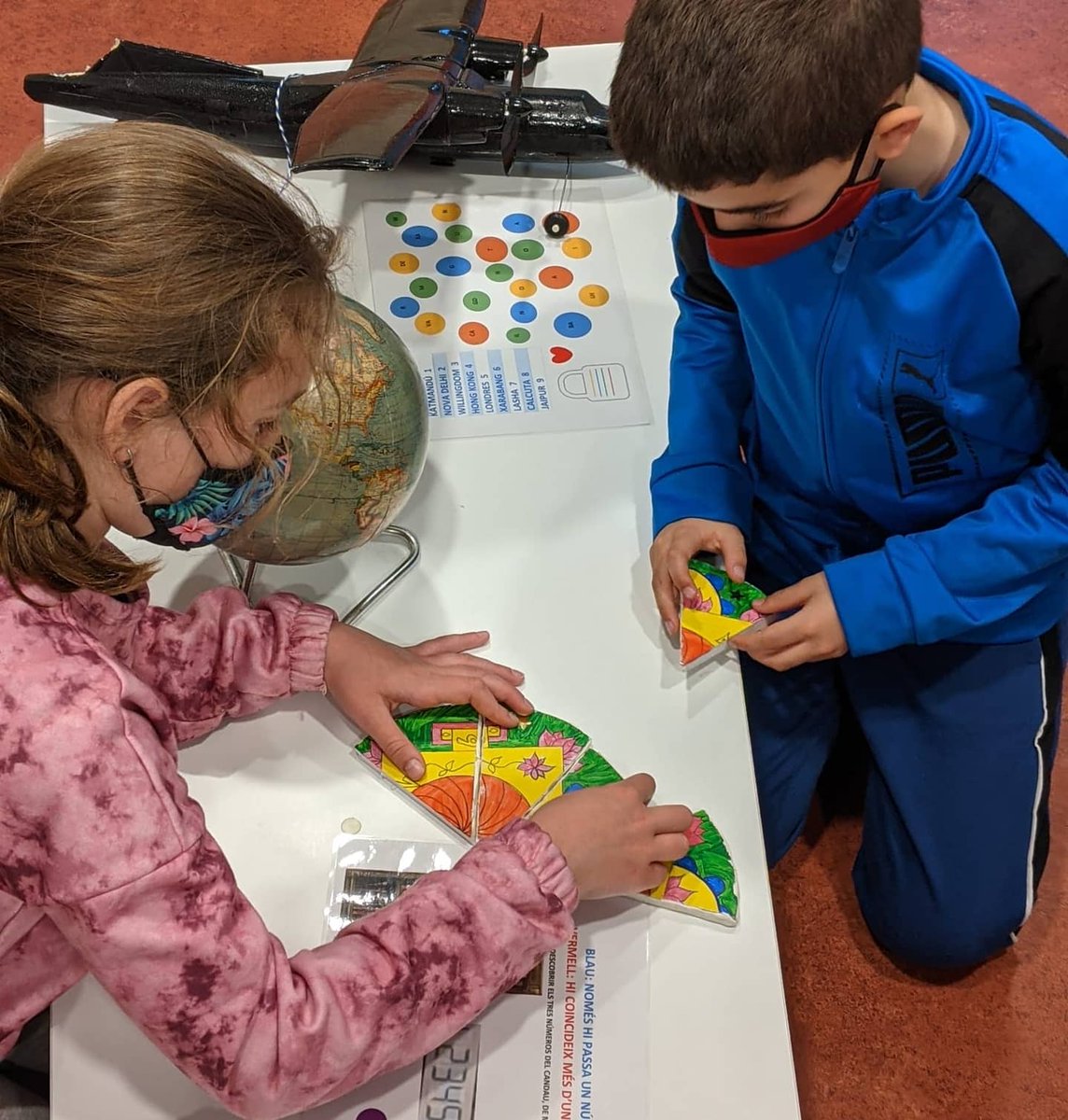 BibEsparreguera's tweet photo. Aquesta tarda de Miniclub hem passat per l'scapebook de Tintín al Tibet! 🏔️ Pista a pista, enigma a enigma, hem trobat tots els fragments de mapa per poder escapar sans i estalvis.
#Esparreguera #BibliotecaEsparreguera #quèfemalesbiblios #bibliotequesxbm #scapebook #Tintin https://t.co/5oFN9ol7jm