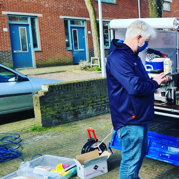DelftCoffeeHub's tweet photo. Afgelopen weekend hebben we bewoners ondersteunt bij het opleuken van hun plein in het Westerkwartier! https://t.co/jbTgGk9Jhe