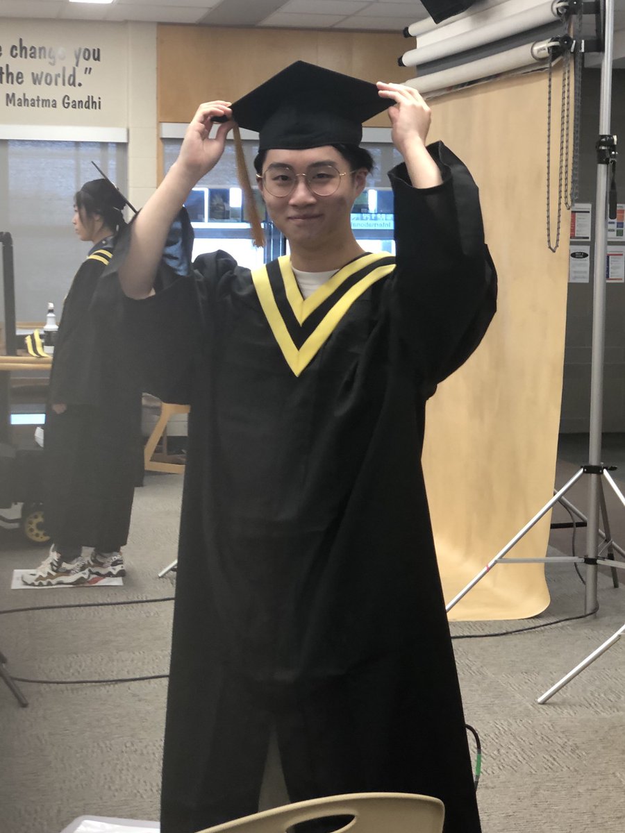 DebbieZiegler13's tweet photo. More from today’s Grad Photo shoot @ Thornhill Secondary School.Big smiles & special moments being captured by our friends from @Lifetouch. We are #TSSProud. Congratulations to the Members of the #ClassOf2021 🎓.You make us so proud! @TSStigersYRDSB @YRDSB https://t.co/OtkUWuZPOt