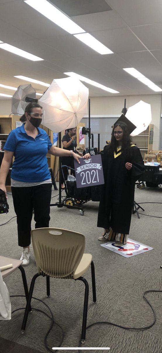 DebbieZiegler13's tweet photo. More from today’s Grad Photo shoot @ Thornhill Secondary School.Big smiles & special moments being captured by our friends from @Lifetouch. We are #TSSProud. Congratulations to the Members of the #ClassOf2021 🎓.You make us so proud! @TSStigersYRDSB @YRDSB https://t.co/OtkUWuZPOt