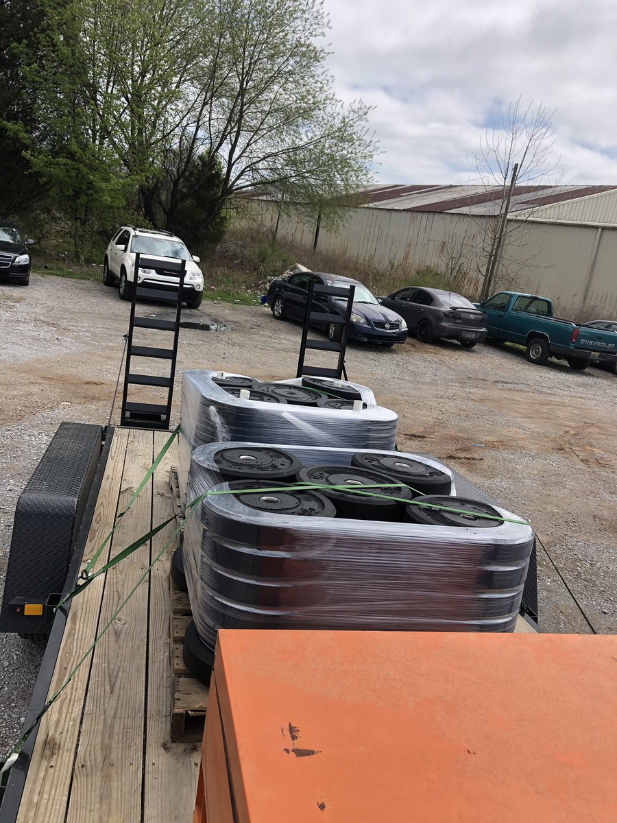 BearDownHOCO's tweet photo. “Coach we need more weights” @RizerBEARDOWN “ok..done” Let’s ride up and get some!! @hocojones @Ztaisler @jaredallen24 @BenLBailey @coachpflowe @CoachMan_HOCO @RogueFitness @HocoAthletics 
🐻⬇️🏈💥 https://t.co/Fbr3MXDb9a