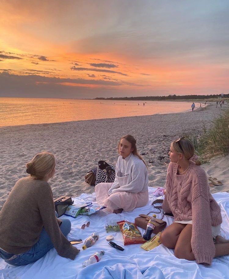 parisandior's tweet photo. picnic dates with girls https://t.co/CeXNx6AApr