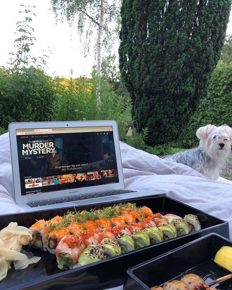 parisandior's tweet photo. picnic dates with girls https://t.co/CeXNx6AApr