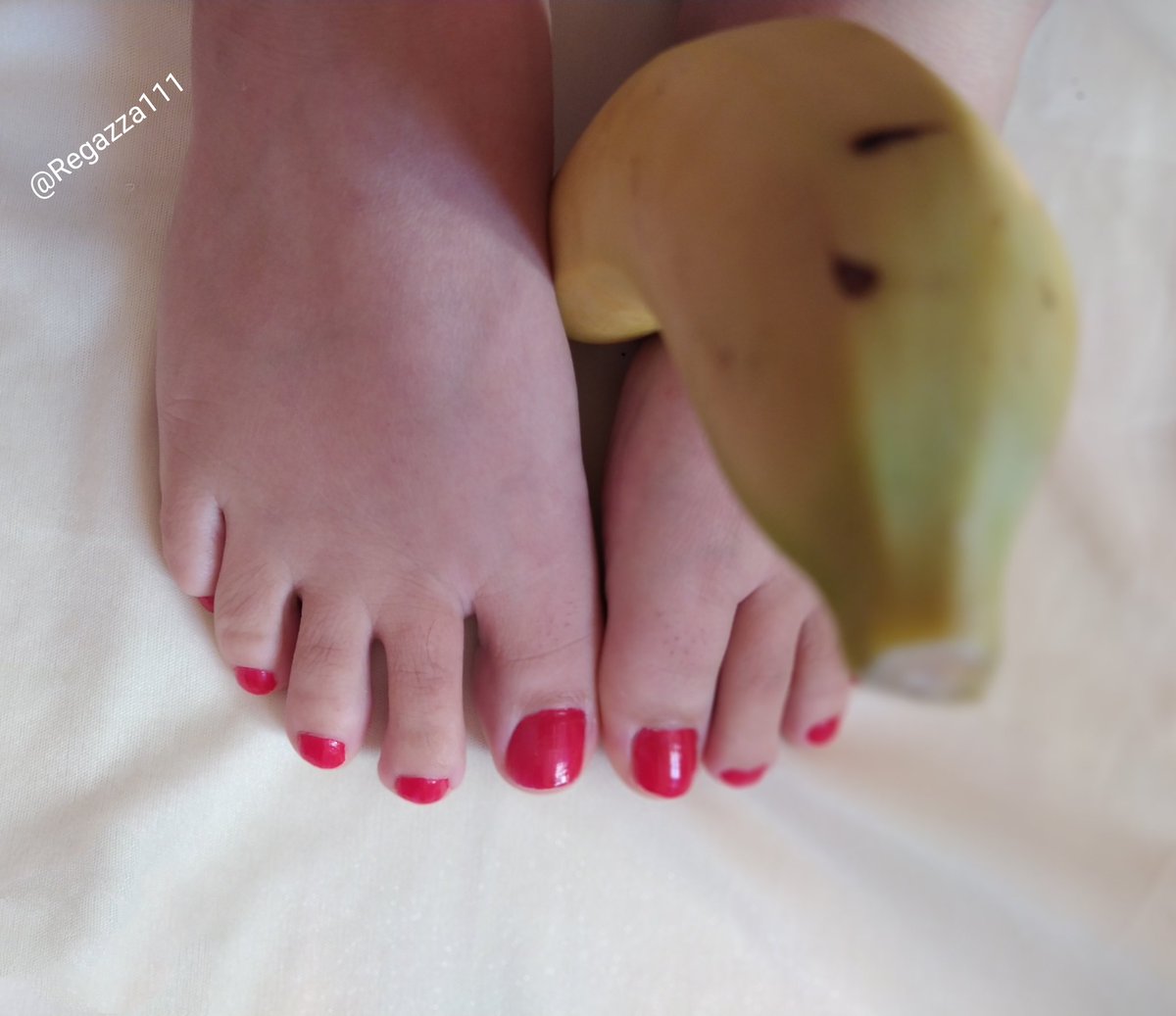 Regazza111's tweet photo. do you like the banana on my feet? I am very naughty 🤭 real photos, assure me my loves💋💋💋💯,🍌🍌🍌🍌🍌#sexyshoes #sexysolesandtoes #sexyheels #sexywife #FOOTFETİSH #footfetısh #longtoes #dildofootjob #wrinklensoles #feet #feetvideos  #FeetFridays #sexyfeet #hotfeet #soles https://t.co/bs77Zv3Ger