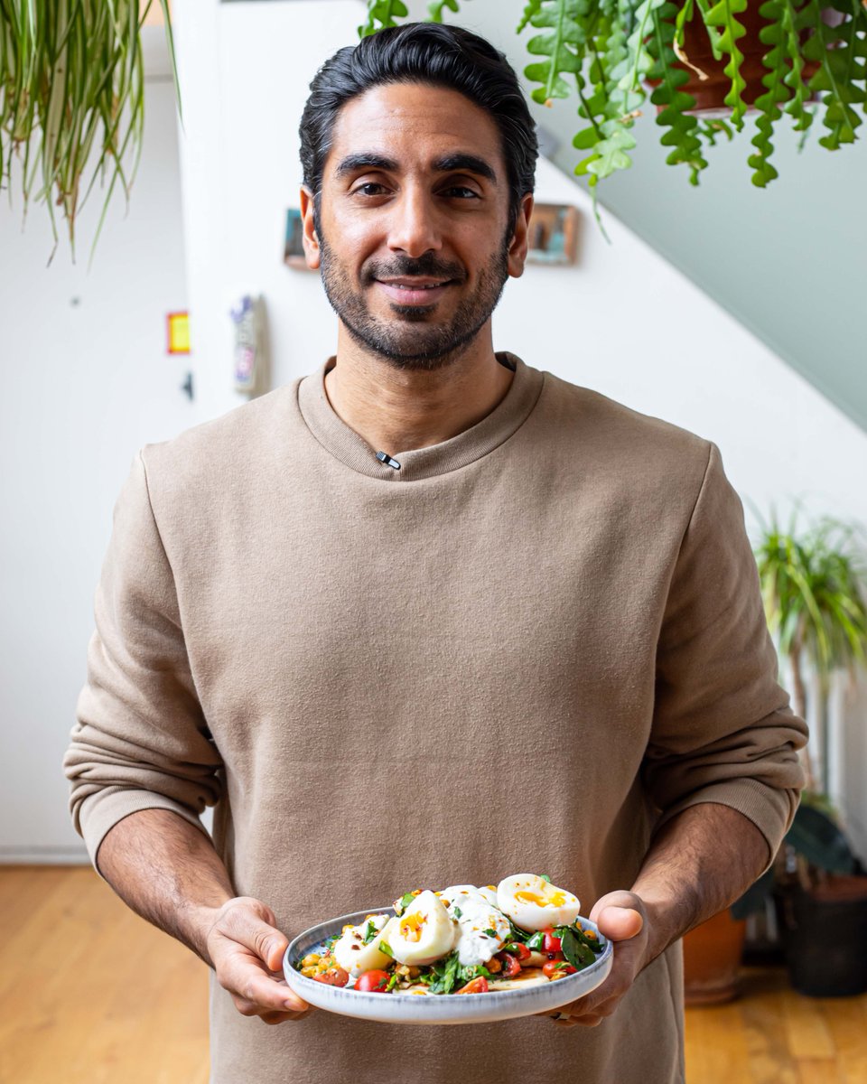 mobkitchen's tweet photo. @doctors_kitchen shows the MOB how to make the easiest flatbreads with Arla Skyr yogurt (@ArlaDairyUK). Topped with spiced chickpeas, a jammy egg and lots of chilli oil. Recipe: https://t.co/LlxaJu2xxC. Vid tomorrow.
#MOBKitchen #GuestMOB #Arla #SkyrYogurt #DoctorsKitchen #AD https://t.co/HhH7ioyK3m
