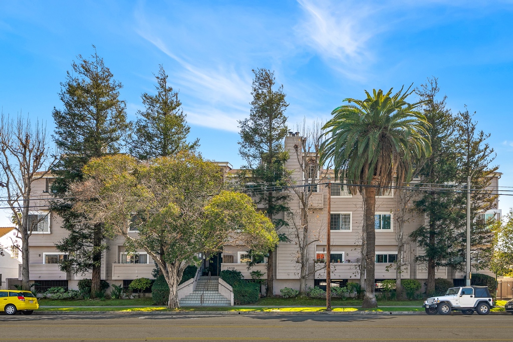 keriwhite's tweet photo. Cape Cod x Los Angeles...the best of both worlds! 🌃 This spacious townhome in a very trendy part of LA is Just Listed! 

📍Washington Pl, Los Angeles https://t.co/RpLqVh50kc