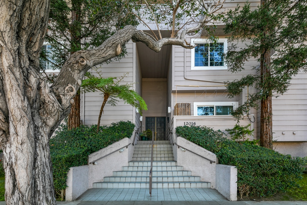 keriwhite's tweet photo. Cape Cod x Los Angeles...the best of both worlds! 🌃 This spacious townhome in a very trendy part of LA is Just Listed! 

📍Washington Pl, Los Angeles https://t.co/RpLqVh50kc