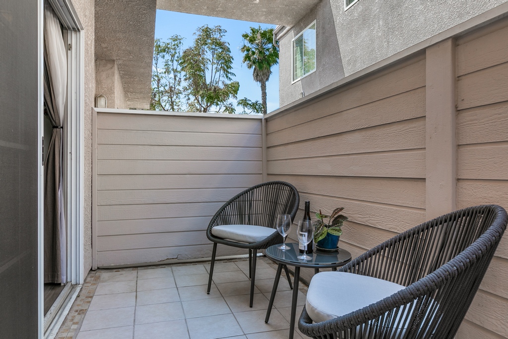 keriwhite's tweet photo. Cape Cod x Los Angeles...the best of both worlds! 🌃 This spacious townhome in a very trendy part of LA is Just Listed! 

📍Washington Pl, Los Angeles https://t.co/RpLqVh50kc
