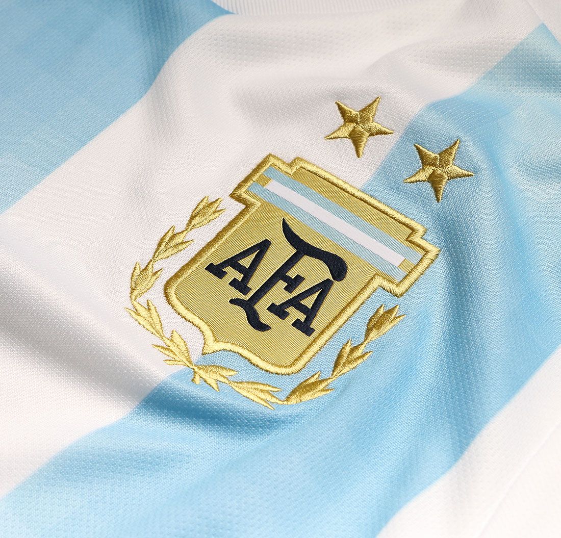 SantiFuentesTW's tweet photo. Debido al reciente lanzamiento de la nueva camiseta de la selección y la polémica que generó, decidí hacer una encuesta para determinar (SEGÚN SU DISEÑO Y NO POR SU GLORIA) la camiseta más linda que utilizó Argentina.

Fav y RT para llegar a más gente!

Abro hilo 👇 https://t.co/mySiT2nSIH
