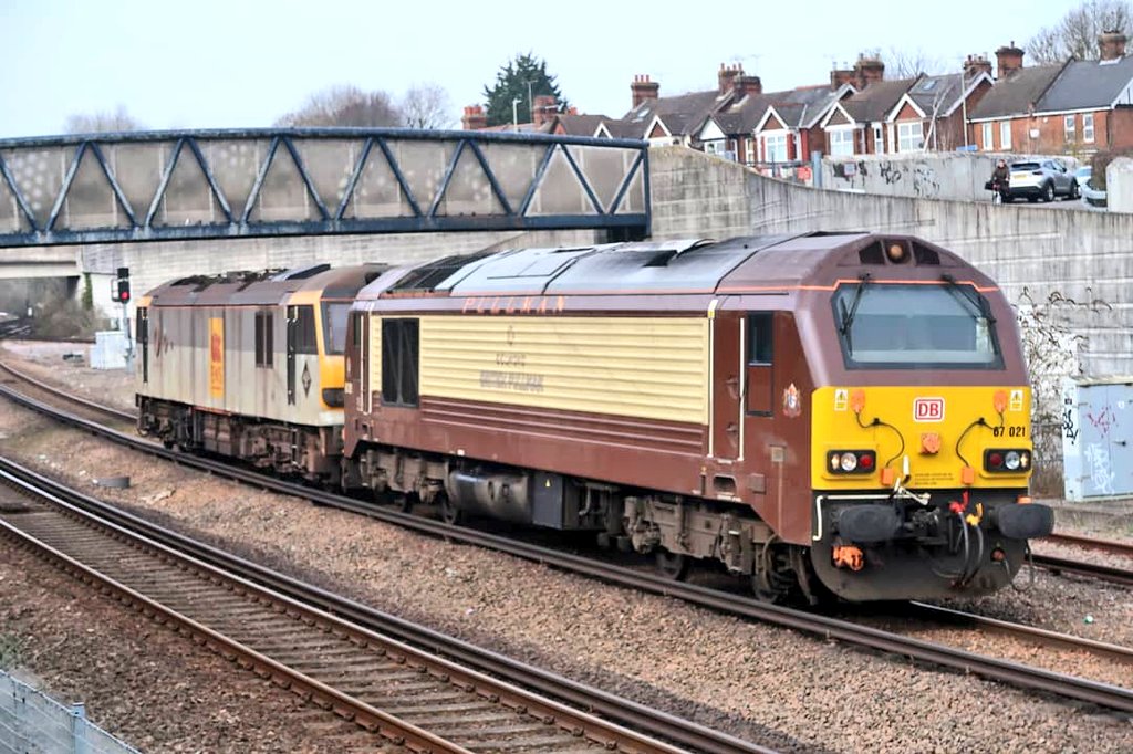 martinw02998119's tweet image. 67021 leads 92011 "Handel"   Db Cargo Fan A And B Sdgs to Dollands Moor 8/3/21 @DBCargoUK #class67 #class92