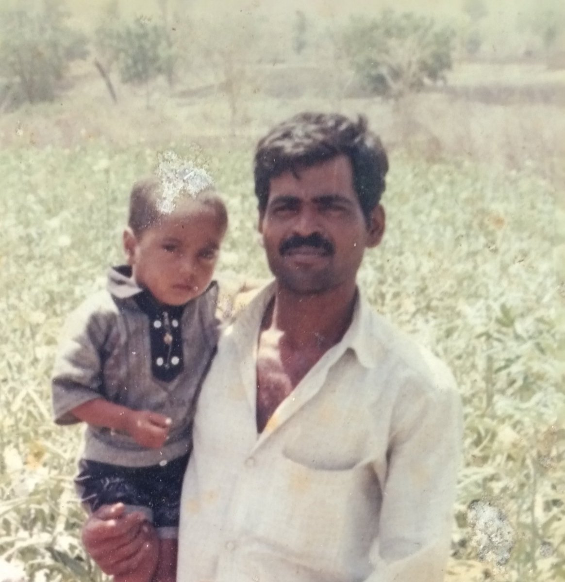 जर आयुष्यात मोठं व्हायच असेल तर 
बापाचा हात पाठीवर असावा लागतो ... !
Love You Papa