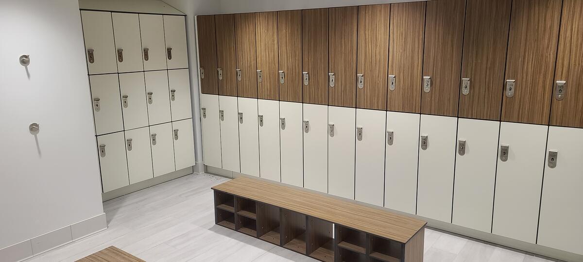 SpectrumLockers's tweet photo. The City Hall Fitness Center now has freshly installed Spectrum Lockers featuring a beautiful two-toned design in White E0-00 and French Walnut W14. This project utilized 2-tier lockers, 3-tier lockers &amp; custom benches with cubby storage.  
Learn more: https://t.co/Yu9YHaBXL1 https://t.co/le8Rf3NEPF