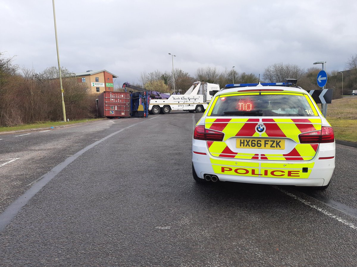 HantsPolRoads's tweet image. Thank you for your patience in #Andover today whilst agents worked to recover the overturned lorry on the Portway roundabout. Traffic now flowing freely and the final closure on the A343 will be lifted imminently #NotAQuickFix #26004
