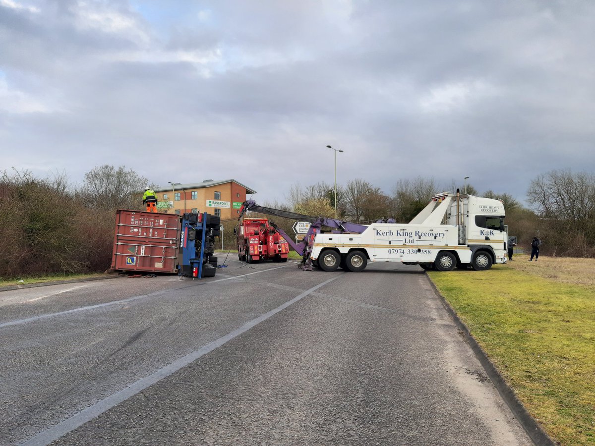 HantsPolRoads's tweet image. Thank you for your patience in #Andover today whilst agents worked to recover the overturned lorry on the Portway roundabout. Traffic now flowing freely and the final closure on the A343 will be lifted imminently #NotAQuickFix #26004