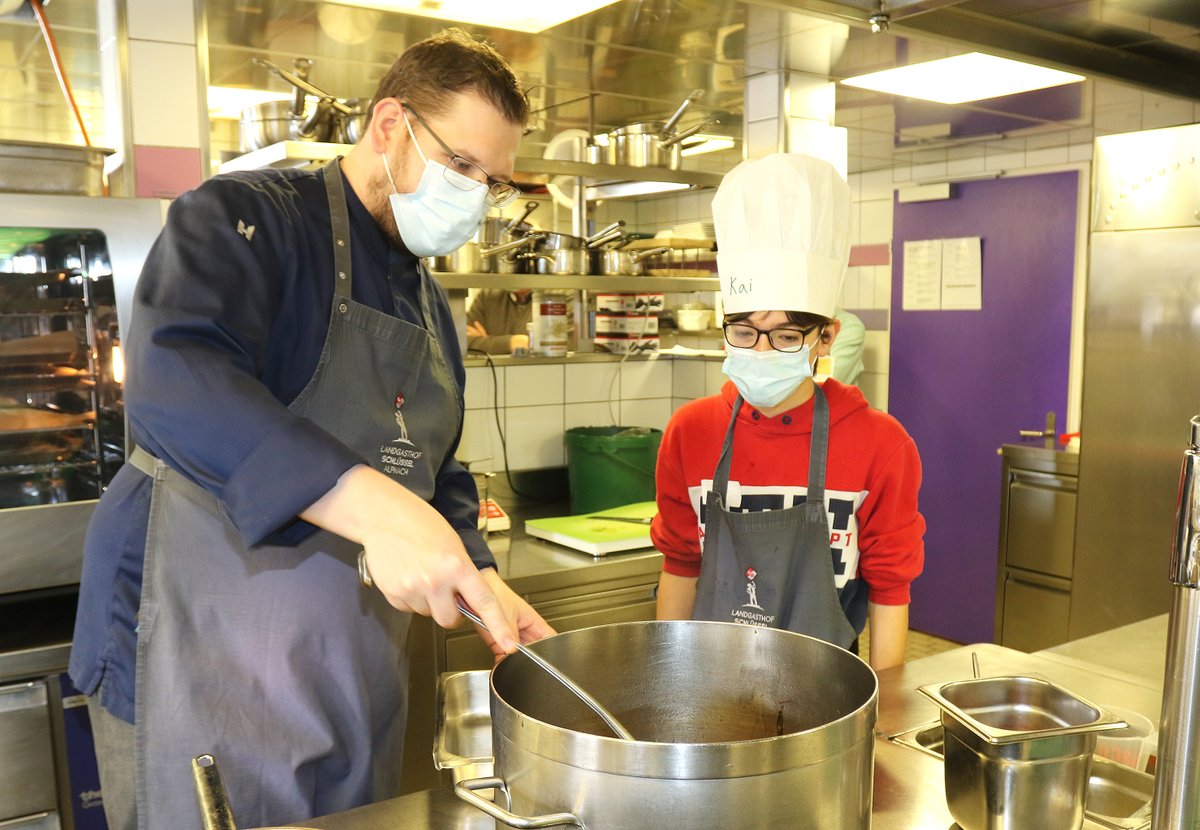 UBurch's tweet photo. #Gastro_OW und #Gastro_NW haben gemeinsam das Projekt "Schnuppertage" für Schüler zentral im Hotel Schlüssel in Alpnach angeboten.
Entstanden ist ein tolles Projekt mit Vorbildcharakter – beste Werbung für die Gastro Branche und die #Berufsbildung. Diese Initiative verdient ***** https://t.co/99rGpvxJKq