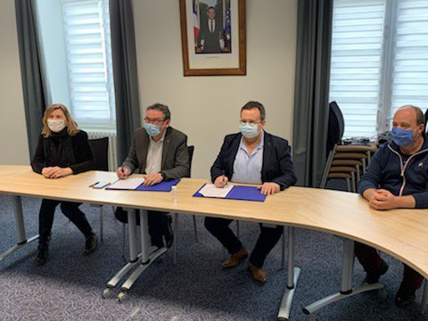 clangouet2017's tweet photo. Signature d’une convention entre @cosse_le_vivien &amp; #BeaulieuSurOudon  pr la fourniture de repas aux écoliers 
✅ 8ème commune à rejoindre la Cuisine centrale 
👉Approvisionnement 71%  #circuitscourts et/ou en #Bio #Egalim 
@Antho_53 
@53Reseau @ChambagriPdL @lamayenne @Prefet53 https://t.co/20Zr46HFEQ