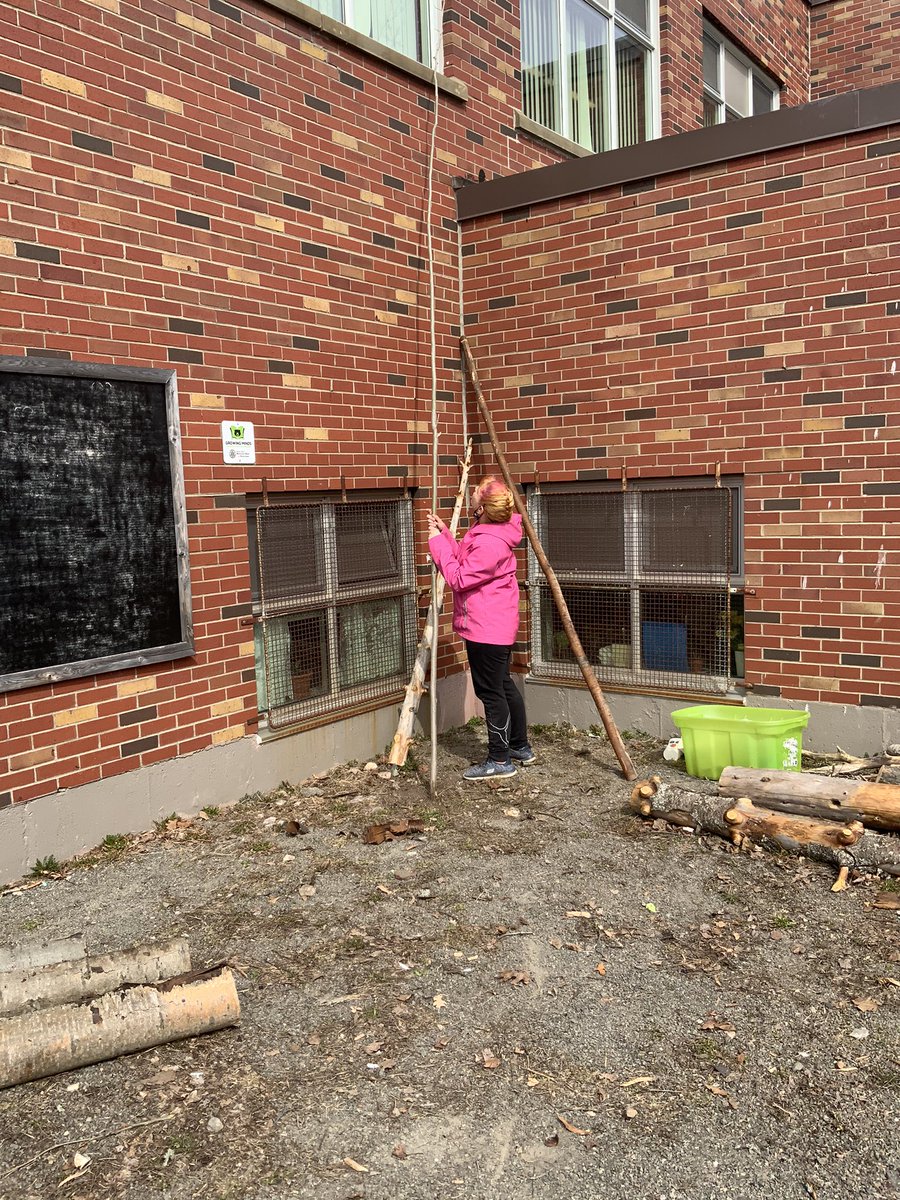melaniedoucet4's tweet photo. Getting some wood to try to built something in the outdoor classroom. #learningoutdoor @birchmountbears @AnglophoneEast https://t.co/rbWvW5NHVx