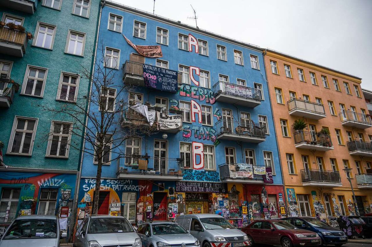 alx_froehlich's tweet photo. Die Bauaufsicht @BA_Xhain war am Montag erneut in der Rigaer94 und erklärte fast alle Brandschutzmängel für „erledigt“. Weitere Nachkontrolle binnen vier Wochen. Dabei hatte sich das Verwaltungsgericht deutlich zum Verhalten der Bauaufsicht positioniert.
https://t.co/nHPhZVU2fm https://t.co/sYD61WQ2k8