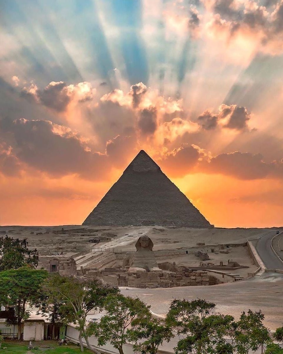 phenyo___'s tweet image. Pyramid of Giza
#GoBackToAfrica