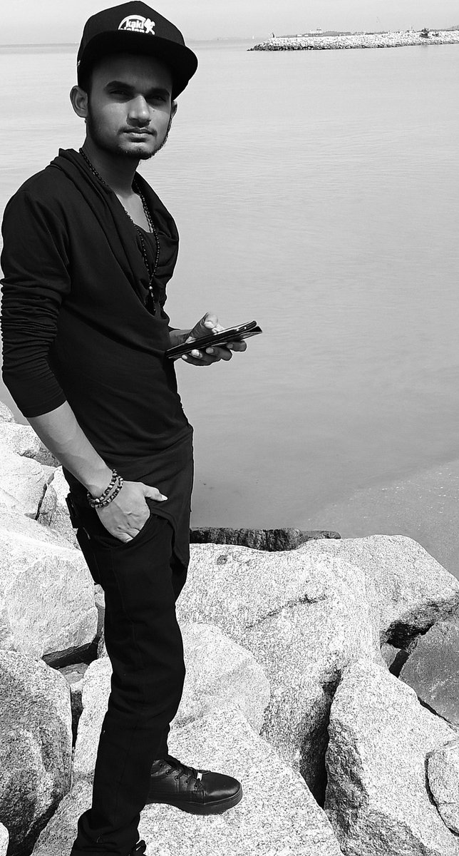 बिखरा वज़ूद, टूटे ख़्वाब, सुलगती तन्हाईयाँ …. कितने हसींन तोहफे दे जाती है ये अधूरी मोहब्बत