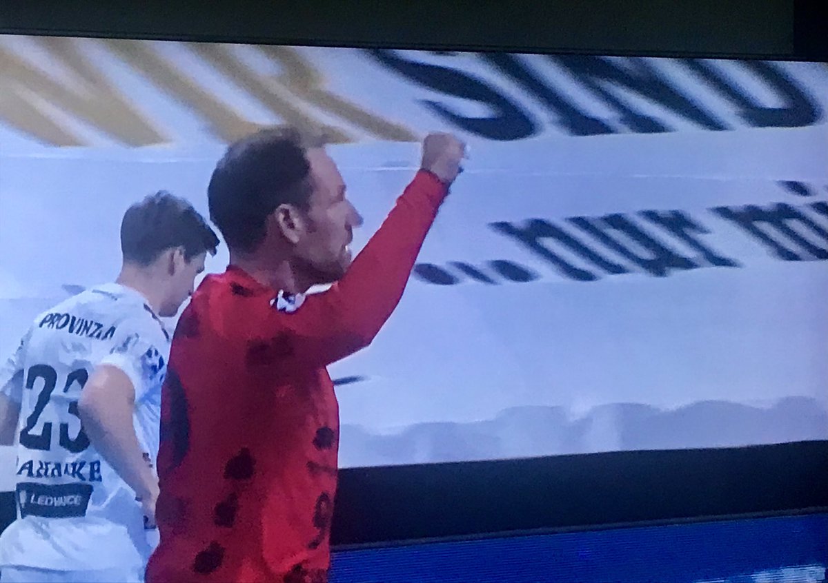 Luismilopez5's tweet photo. Mattias Andersson, entrenador de porteros del Kiel y de la selección alemana, está supliendo como portero en el Kiel la ausencia de Landin. Volver a ver a Andersson aunque sea unos minutos en la portería es un lujo. Y lo mejor de todo es que para y sigue parando. #Talento https://t.co/cveDuRdPqx