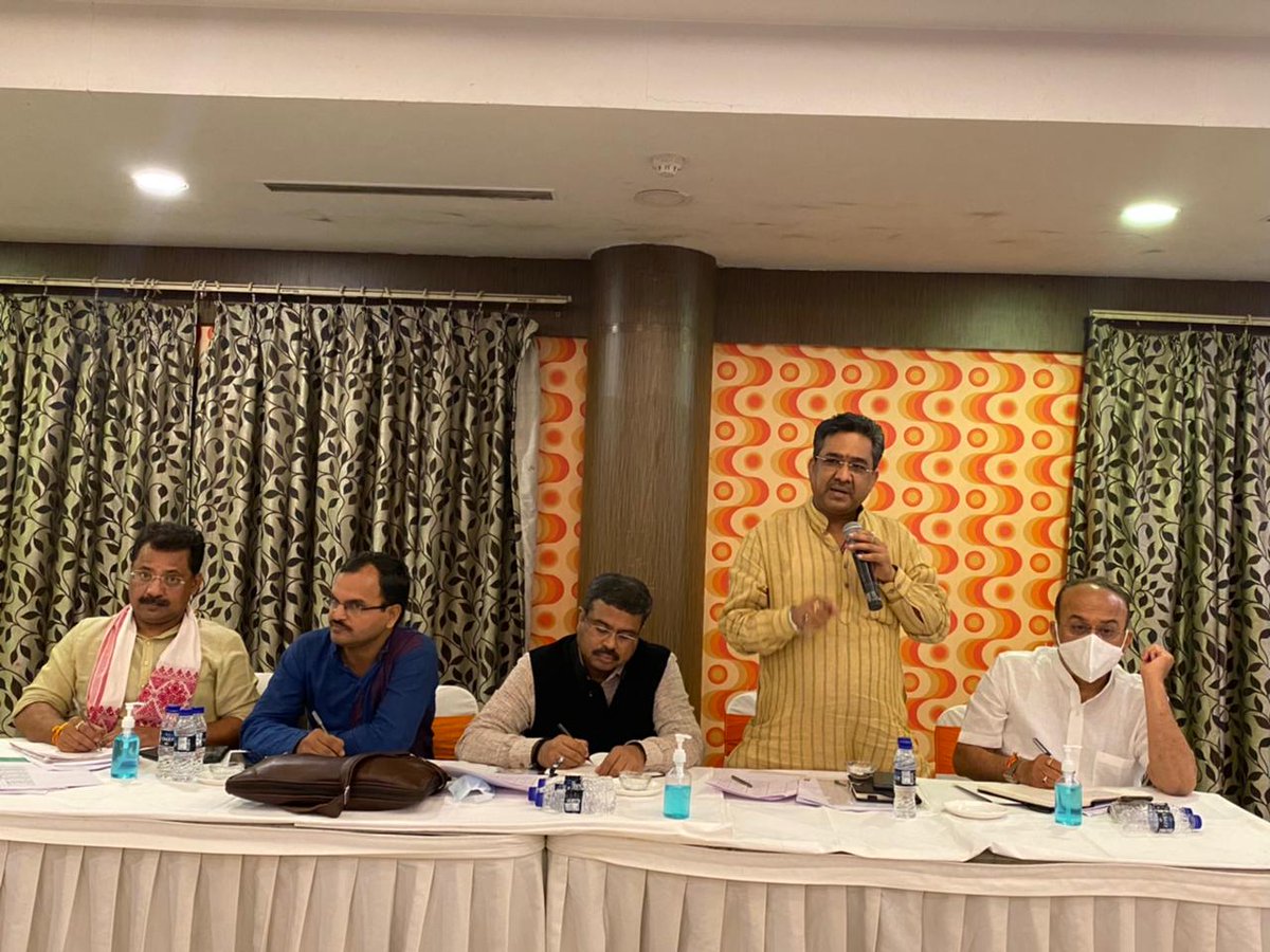 sanjoyarisngsun's tweet photo. An Organizational meeting happened at Space Circle Clubs &amp; Resorts Pvt Ltd in presence of Kolkata Zone Election Observer Shri @sunilbansalbjp,
Central Petroleum Minister Shri @dpradhanbjp, KNSD Election Observer Shri @PNPathakBJP and KNSD President @KishoreKar #LakshyaSonarBangla https://t.co/1eIoqamLxy