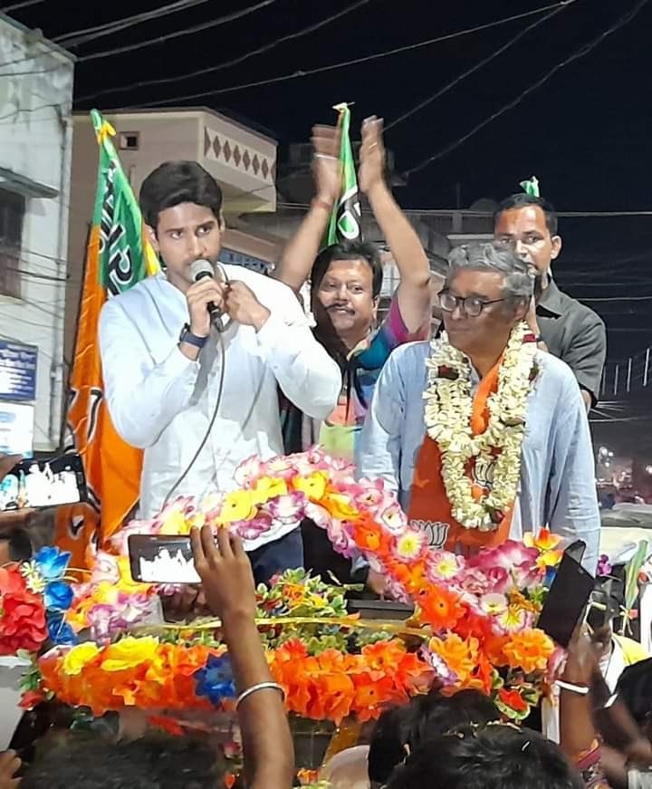 swapan55's tweet photo. A great road show with Jash Dasgupta in a rural segment of Tarakeshwar constituency. https://t.co/CJ7LY9uZS7