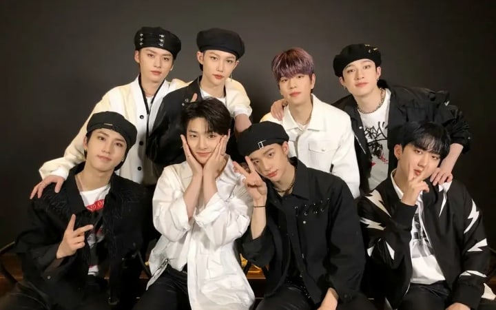 Elli__sta's tweet photo. Congratulations on your anniversary❤@Stray_Kids  are so wonderful, talented, thank you for your music and your support.💕💕😘 You are the best, let all your plans come true🦊🦙😺🐶🐺🐰🍕🐿❤
#StrayKids3rdAnniversary 
#STAYingWithYou 
#LoveStrayKids 
#스키즈와_스테이의_3번째봄 https://t.co/dK4axCr1xm