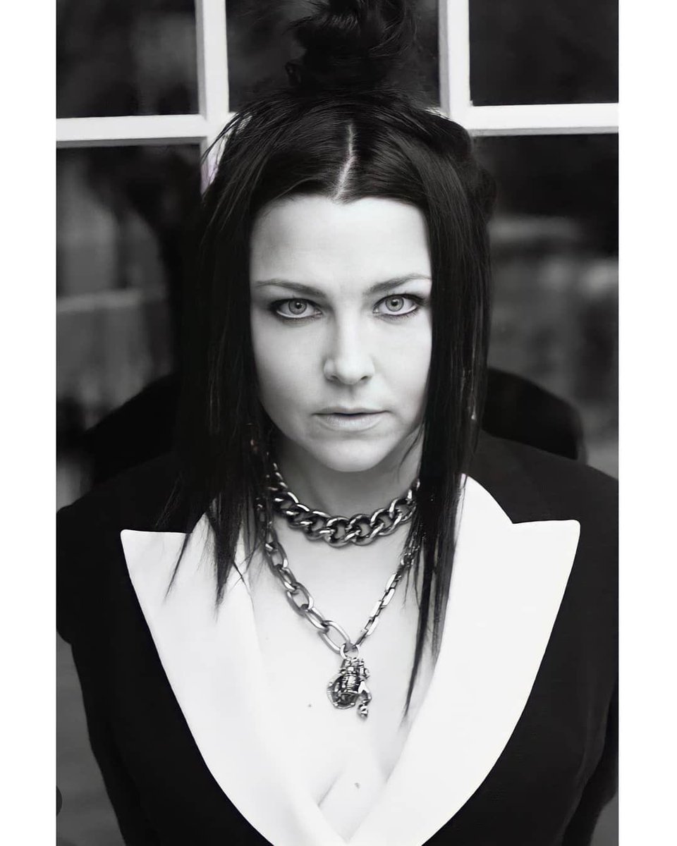 SwtRptrdLight's tweet photo. 'cause I never lost my crown....

Am I back? Hard to tell 😅 but I have more free time at least, and it seems fitting to come back now 2 days before TBT 👀

Photo by Josh Hartzler (2021), edit by me. #evanescence #TheBitterTruth https://t.co/sQwGy1qa8P