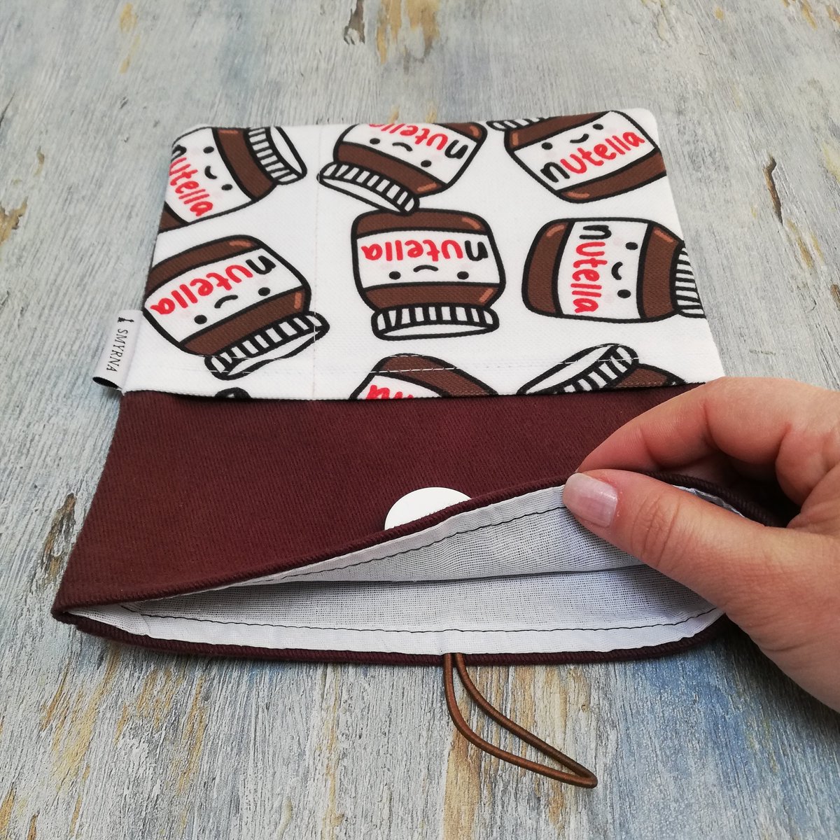 atolyesmyrna's tweet photo. Kitap Kılıfı , #Nutella

▪️Kılıflarımız büyük bir bölme ve önde iki cep olmak üzere üç bölmelidir.
▪️Tek renk kısım kalın gabardin kumas, cep kısımları dijital baskı kumaştır ve astarlıdır.
▪️Kitap Kılıfı 19x24 cm 
#tabletkılıfı #kitapkılıfı #booksleeve #tabletcover #tabletbag https://t.co/Vkx3Yi1i5O