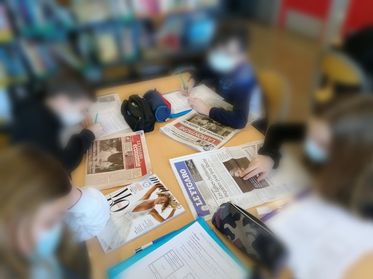 GibierH's tweet photo. Pour la #SPME2021, les élèves de 6B du #collegeRenoir45 ont découvert comment se structuraient les Unes des journaux. Leur mission sera d'en recréer d'autres sur les périodes de la Préhistoire et de l'antiquité. #Coanimation #Français #hg https://t.co/FHn2B2qAxb