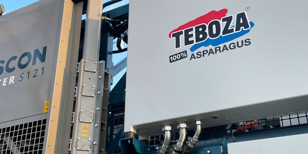 𝗗𝗮𝗮𝗿 𝗶𝘀 𝗵𝗶𝗷 𝗱𝗮𝗻: 𝗼𝗻𝘇𝗲 𝗲𝗲𝗿𝘀𝘁𝗲 𝗮𝘀𝗽𝗲𝗿𝗴𝗲 𝗼𝗼𝗴𝘀𝘁𝗺𝗮𝗰𝗵𝗶𝗻𝗲! Deze Sparter, ontwikkeld door Cerescon, gaat vanaf vandaag een deel van ons areaal oogsten. #teeltinnovatie #aspergeteelt #oogstmachine #teboza #sparter #duurzameteelt #verduurzamen