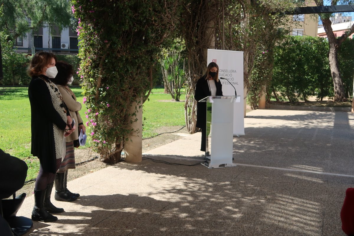 EDUN_IB's tweet photo. Des d'avui l'Escola Oficial d'Idiomes ja llueix el seu nou nom: EOI Andreu Crespí Plaza.

Avui s'ha fet un senzill acte d'homenatge al que fou director provincial d'Educació a Balears i impulsor de molts de centres educatius, com l'EOI.

Més informació: https://t.co/FE0PcHXv12 https://t.co/DWLERgF9Du