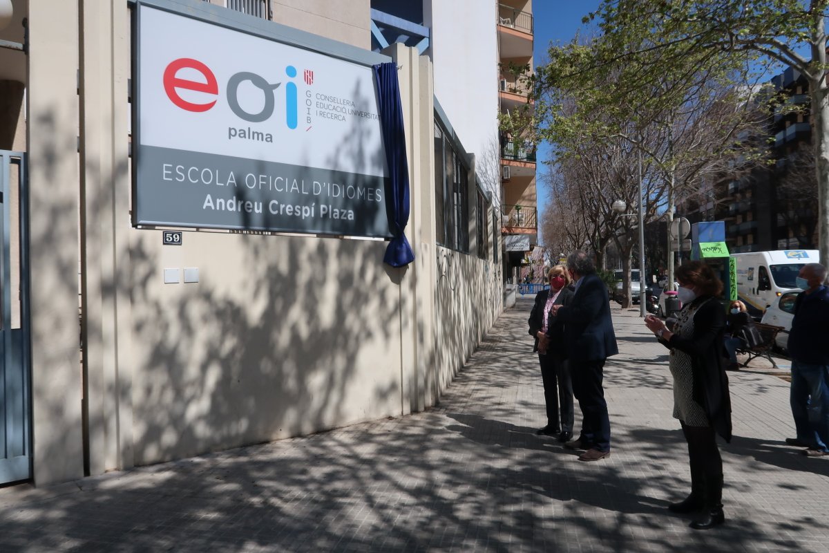 EDUN_IB's tweet photo. Des d'avui l'Escola Oficial d'Idiomes ja llueix el seu nou nom: EOI Andreu Crespí Plaza.

Avui s'ha fet un senzill acte d'homenatge al que fou director provincial d'Educació a Balears i impulsor de molts de centres educatius, com l'EOI.

Més informació: https://t.co/FE0PcHXv12 https://t.co/DWLERgF9Du