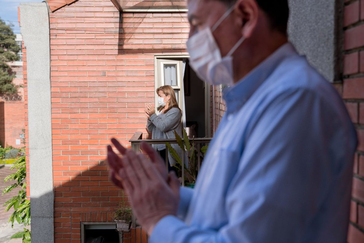 Los españoles empiezan a salir al balcón a las ocho de la tarde a aplaudir a los turistas: buff.ly/3fbfTCa