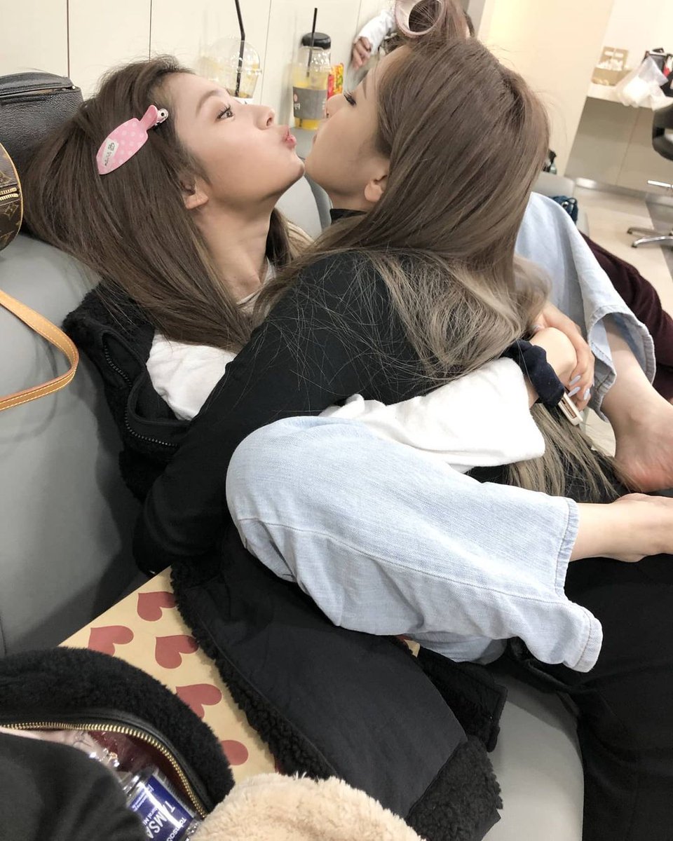 godmitzu's tweet photo. I can't believe these photos are real, why is Misana like this 😭 https://t.co/e3iQl9sFVs
