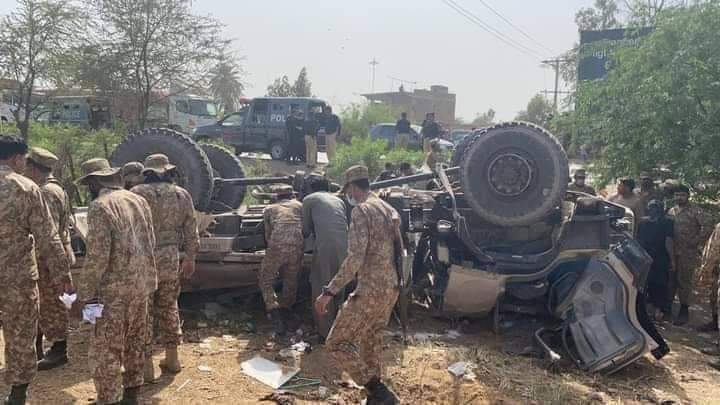 sbalochistant's tweet photo. مٹیاری کے قریب نیشنل ہائی وے پر قابض پاکستان  آرمی  کی گاڑی الٹ گئی حادثہ میں 4 آرمی کے دہشت گرد مردارہوگئے 15 شدید زخمی ہوگئے آرمی کی جوان اور افسر   پنوں عاقل سے بلوچ وسائل لوٹنے لوگوں کو لاپتہ کرنے کیلے   گوادر جارہے تھے زخمی دہشت گردوں کو سی ایم ایچ حیدراباد منتقل کردیا گیا. https://t.co/idffXerFFh