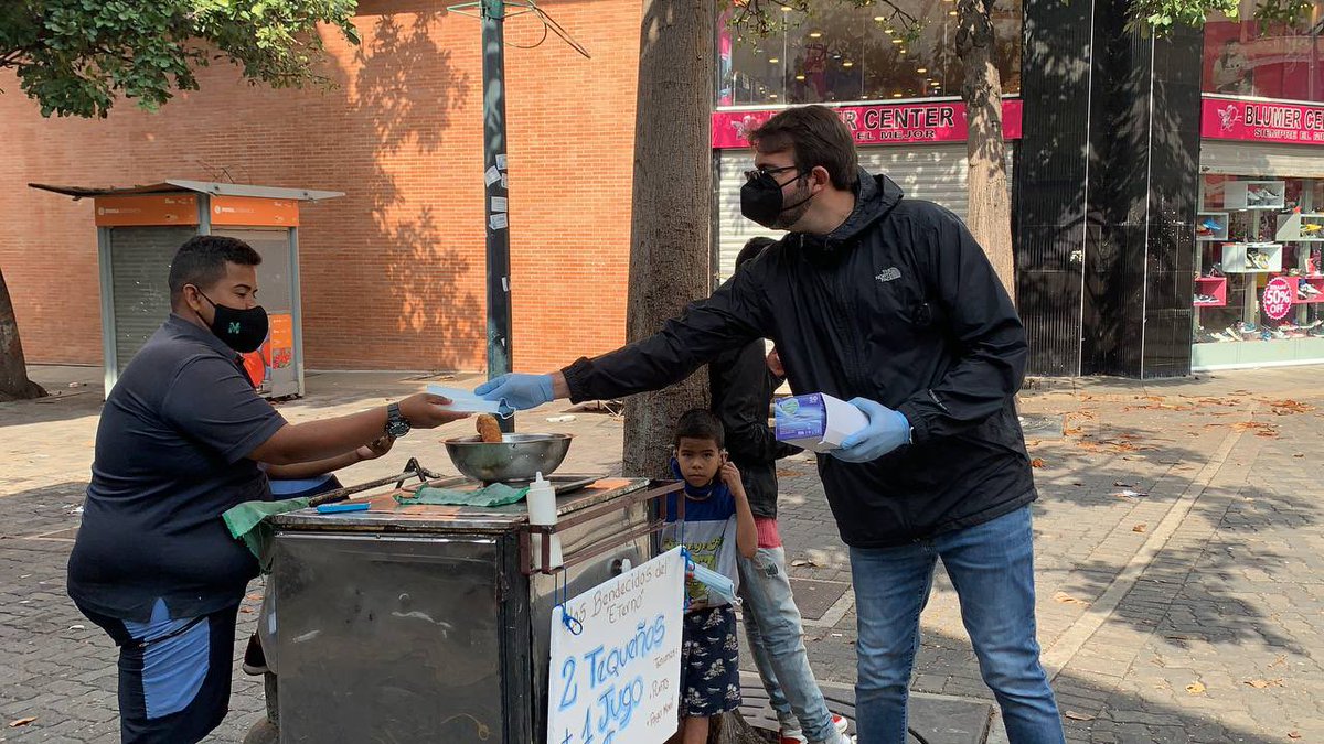 prospericarlos's tweet photo. Hoy decidimos caminar nuestra querida #Caracas, en el Bulevar de Sábana Grande, haciendo entrega de tapabocas y llevando un mensaje de prevención para poder superar esta terrible pandemia que nos golpea.
Es momento de unir esfuerzos para juntos vencer el COVID-19 https://t.co/mXhTetolvF