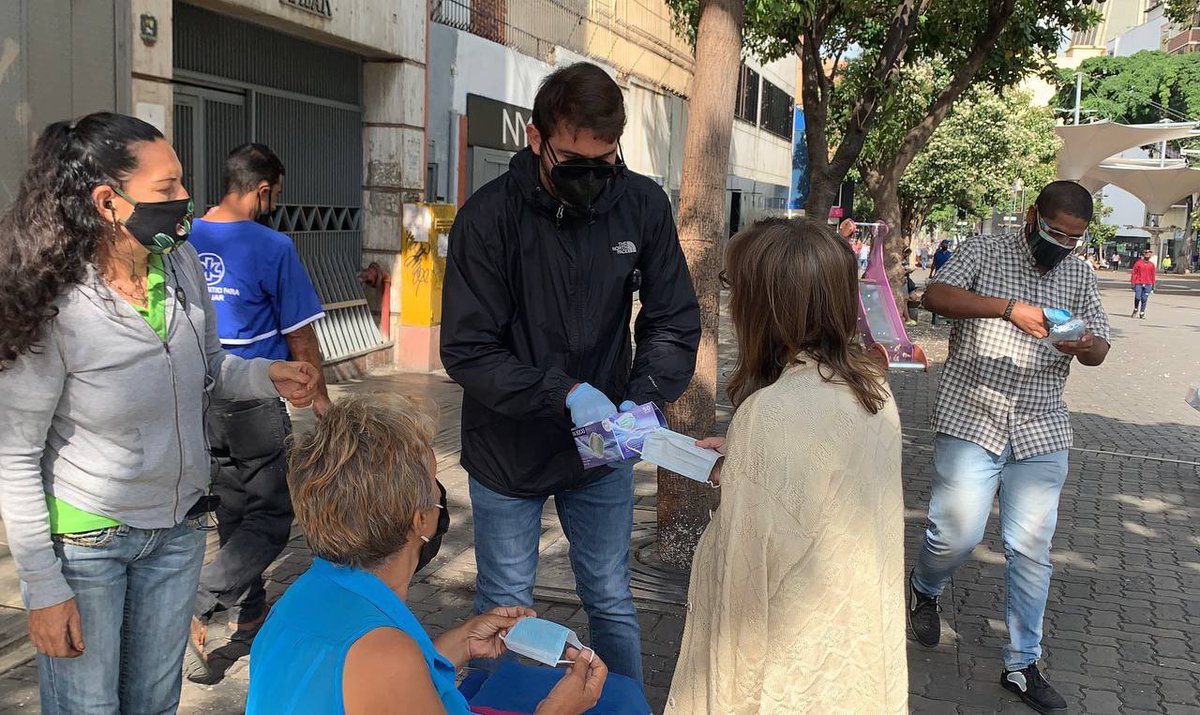 prospericarlos's tweet photo. Hoy decidimos caminar nuestra querida #Caracas, en el Bulevar de Sábana Grande, haciendo entrega de tapabocas y llevando un mensaje de prevención para poder superar esta terrible pandemia que nos golpea.
Es momento de unir esfuerzos para juntos vencer el COVID-19 https://t.co/mXhTetolvF