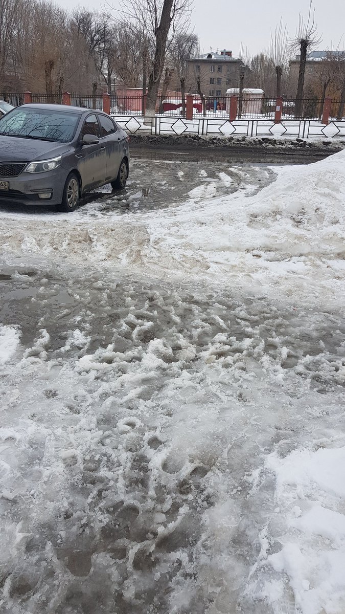 Уважаемый Игорь Александрович <a href="/Rudakov_i_a/">Рудаков Игорь Александрович</a>! Просим помощи в расчистке тротуаров по улице Свободы между улицами Каховская и Севастопольская. В этом году ежегодная проблема особенно остро стоит. Пройти, не промочив ноги, уже невозможно