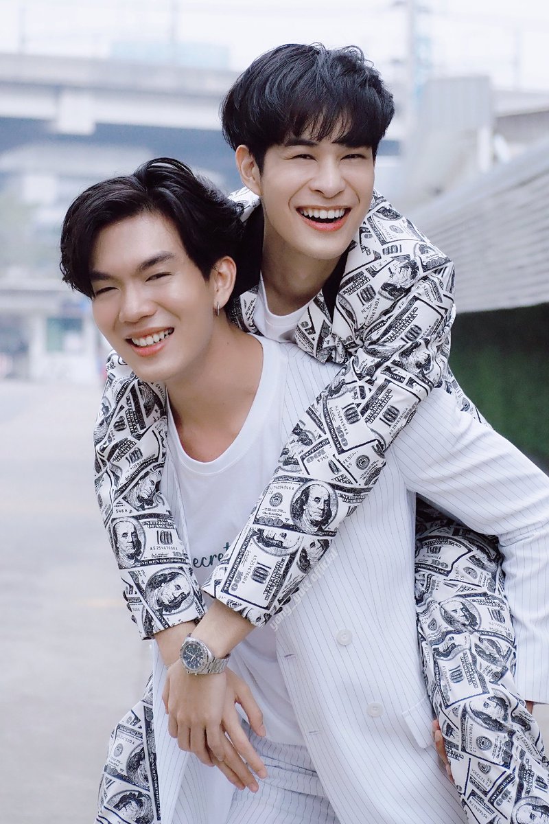 Yong_yutt_OFCTH's tweet photo. ทำไมเราไม่มีเพื่อนให้ขี่หลังแบบนี้บ้างน๊าาาาา... 🤭
#แอบมองแอบจองรักXบวงสรวง
#SecretAdmirerTheSeries
#Yongyut #ArtPakpoom 
#วอมฮา��์ท #เบบี้ฮาท 
#โบ๊ทอาร์ต #ทิมไม้ https://t.co/WxvhIstqvX