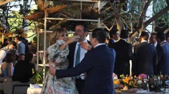 luciatorrero's tweet photo. Cuando sientas que no aguantas el cubrebocas, cuando te estén ahogando las deudas, cuando estés harto de las medidas absurdas que SOLO APLICAN PARA LA GENTE Y NO PARA ELLOS, acuérdate de estas fotos y de las Mill 400 personas y políticos a los que no les importas. https://t.co/NMTLbnv6uL