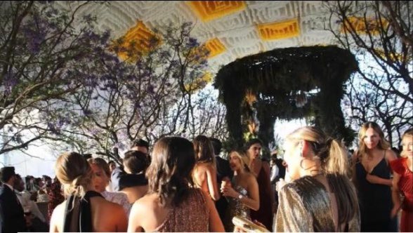 luciatorrero's tweet photo. Cuando sientas que no aguantas el cubrebocas, cuando te estén ahogando las deudas, cuando estés harto de las medidas absurdas que SOLO APLICAN PARA LA GENTE Y NO PARA ELLOS, acuérdate de estas fotos y de las Mill 400 personas y políticos a los que no les importas. https://t.co/NMTLbnv6uL