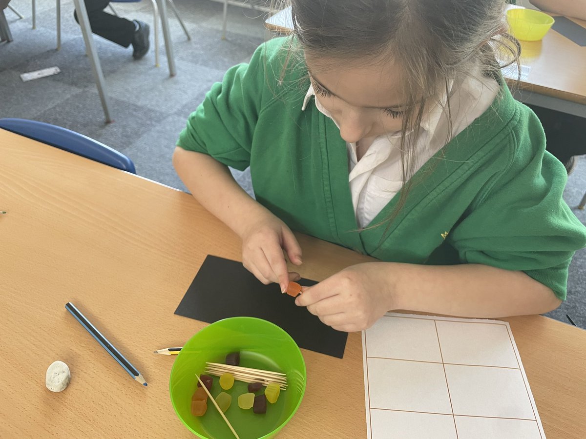 MeadowsideWillo's tweet photo. Investigating the best shapes for creating a strong structure using midget gems and cocktail sticks. Having lots of fun in DT today #MeadowsideDT https://t.co/NMzY8m15gv