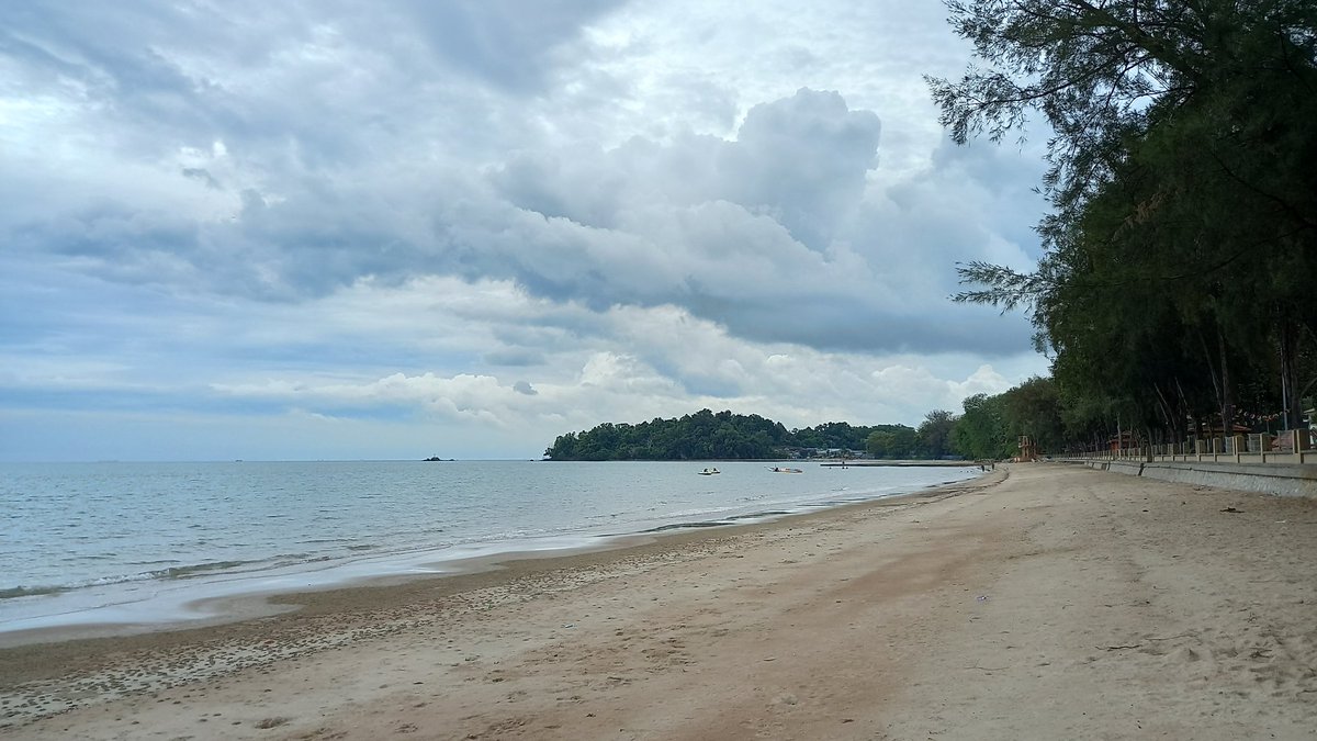 hamano_tsubasa's tweet photo. Port Dickson beach, Negeri Sembilan, Malaysia.
One of the famous beaches in Malaysia. Specificly at south-west coast of the Peninsular.
I actually come earlier so I could take images of the sunset, but it was raining right after I took these pics 😅
#HaatoWWTourGuide https://t.co/VyzqhqZ4yi
